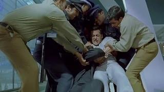 Salman Khan gets violent with Om Puri - Kyoki