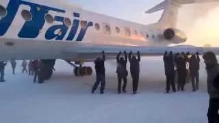 Passengers Get Out And Push Plane Stuck On Ice In Siberia