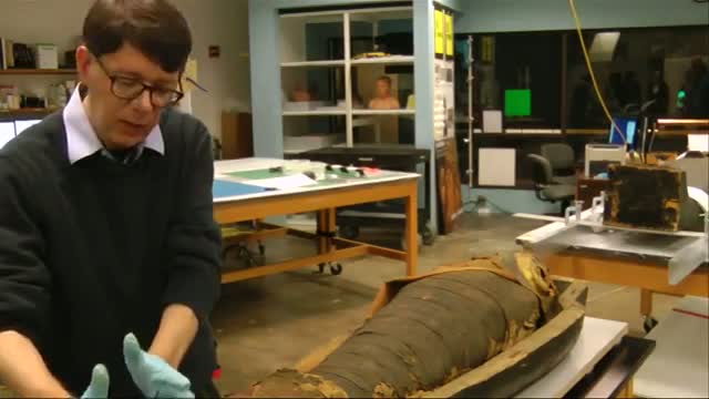 Scientists Open Egyptian Mummy Coffin in Chicago Video