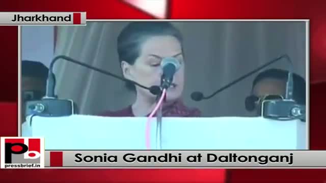 Sonia Gandhi at Daltonganj, Jharkhand; targets BJP, Modi govt