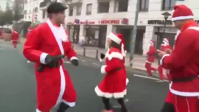 Thousands of Parisians Race As Santa Claus Video