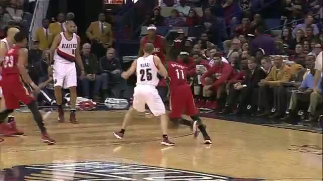 NBA: Anthony Davis Goes Over the Top for the Alley-Oop Jam