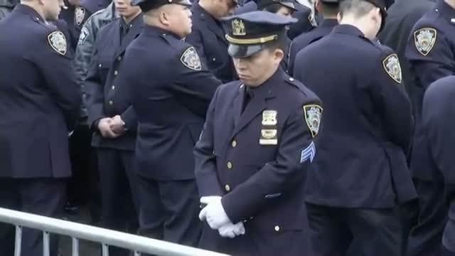 Officers Turn As Mayor Speaks at Funeral Video