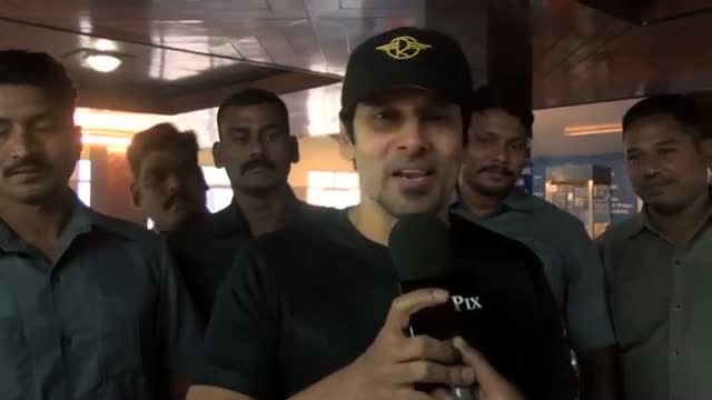 'I' movie First Day First Show - Vikram Talks About fans response at Kasi Theater