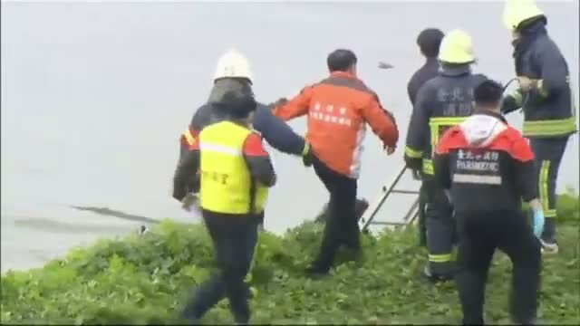 Plane Crashes Into River in Taiwan Video