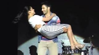 Varun & Yami's Romantic Performance On Stage Video