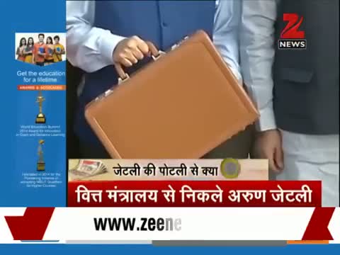 Union Budget 2015: FM Jaitley flashes Budget papers; to begin session at 11am