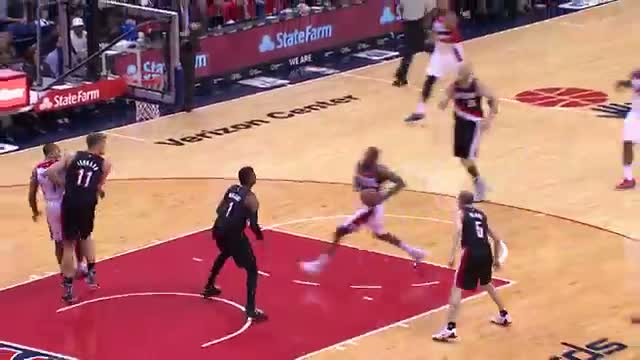 NBA: Rasual Butler Attacks with the Fierce One-handed Dunk