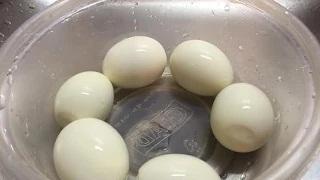 How To Peel 5 Hard Boiled Eggs At The Same Time