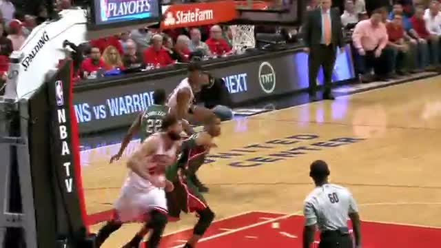 NBA: Jimmy Butler Overpowers Pachulia for Two-Handed Jam 