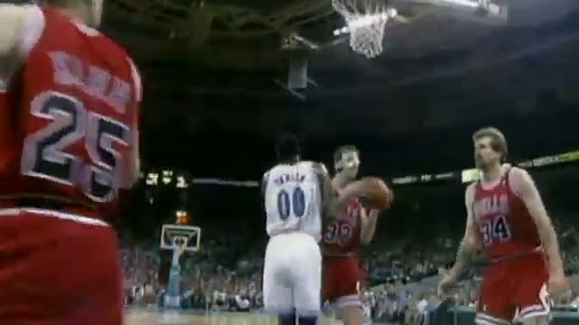 NBA: Patrick Ewing and Michael Jordan Highlight the Top 10 Plays of the Week - April 29, 1995.