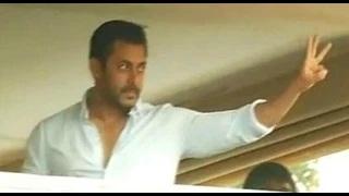 Salman Khan BACK Home | Waves To His Fans