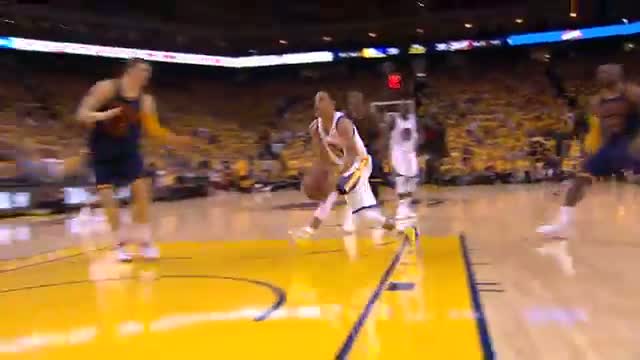 NBA: Stephen Curry Drives Past LeBron James for the Tough Score
