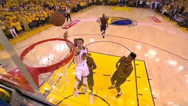 NBA: Stephen Curry Sinks Finger Roll to Force OT