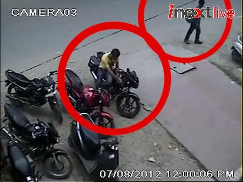 Live video of thief stealing bike from Bareilly market