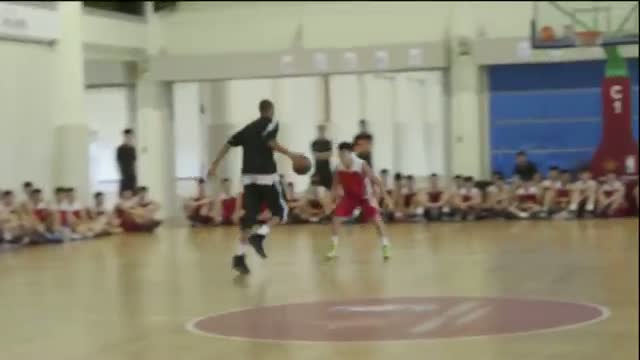 NBA: Giannis Antetokounmpo goes 1 on 1 vs Student in China