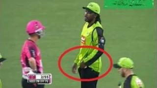 Chris Gayle Sledges Brad Haddin and gets him out