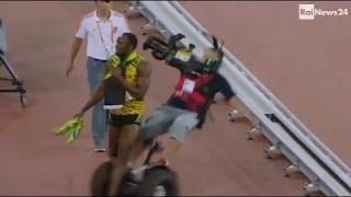 Chinese Cameraman falls on Usain Bolt | Bolt beats Justin Gatlin | World Athletics Championship 2015