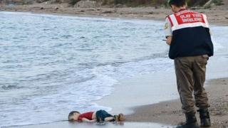 Syrian Boy Drowned Toddler Washed Up on Turkish Shore (SHOCKING VIDEO)