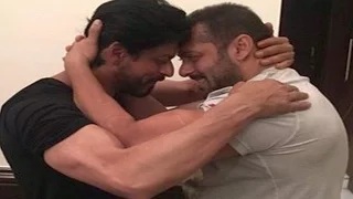 Watch: Salman Khan Hugs & Wishes Shahrukh Khan | SRKTurns50