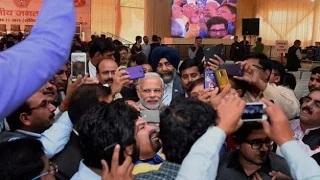 Senior journalists going gaga for selfie with Modi