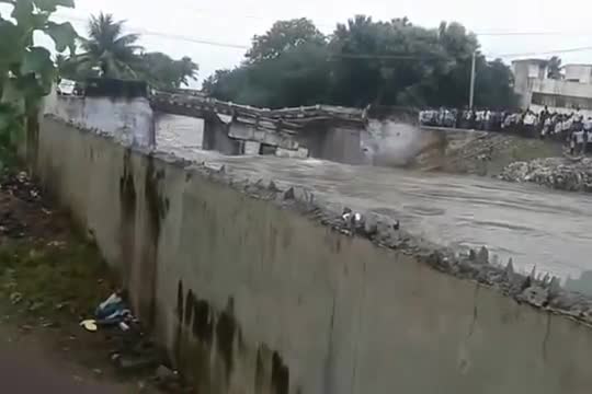 LIVE footage of Chennai Avadi bridge collapsing in the rain