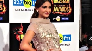 Sonam Kapoor Hot At BIG Star Entertainment Awards 2015