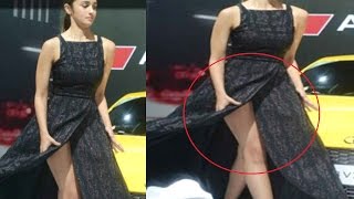 Alia Bhatt Wardrobe Malfunction At Auto Expo 2016 India