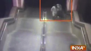 Robbery at Delhi Metro Station, Suspects Caught on CCTV Camera