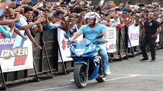 Salman Khan performs bike STUNTS on Mumbai Road