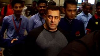 Salman Khan fans go crazy at Mumbai Airport | VIDEO