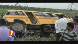 4 Students Injured as School Bus Overturn In Nalgonda District | iNews