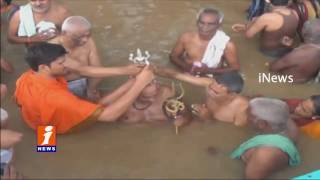 Devotees Take Holy Dip At Godavari Siddantham Village | iNews