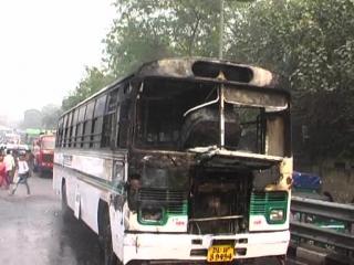Chalti Bus Me Lagi Aag, Driver Aur Svariyan Surakshit (Delhi)