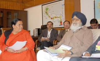 केंद्रीय मंत्री उमा भारती से मिलने पहुंचे पंजाब के मुख्यमंत्री प्रकाश सिंह बादल
