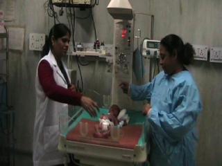 शकूर बस्ती में अतिक्रमण हटाने के दौरान महिला ने दिया बच्ची को जन्म (Delhi)