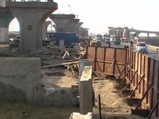 दिल्ली में निश्चित समय के बाद भी पूरा नहीं हो सका फ्लाईओवर बनने का काम (Delhi)
