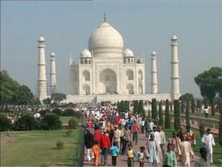ताज के साथ नव वर्ष मनाने के लिए पर्यटकों की भारी भीड़