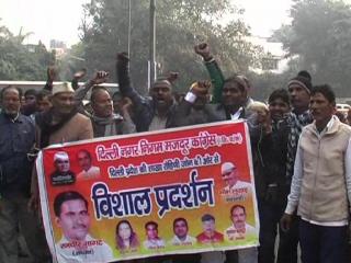 निगम कर्मचारियों की मांगों को लेकर मुख्यमंत्री आवास के बाहर कांग्रेस ने किया प्रदर्शन