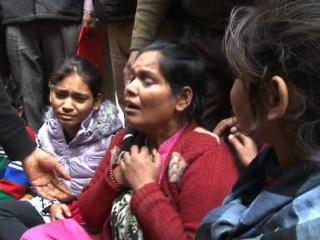 शराब माफियाओं ने सरेआम बच्चों और महिला को पीटा ! (Delhi)