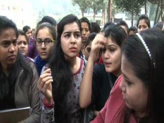 अदिति कॉलेज की छात्राओं ने टीचर पर लगाया छेड़खानी का आरोप (Delhi)