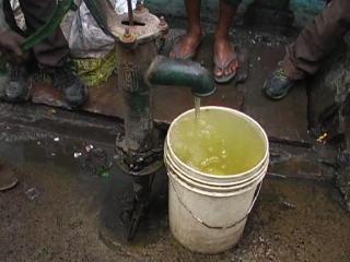 भलस्वा की कॉलोनियों में गंदे और पीले पानी की सप्लाई दे रहा है दिल्ली जल बोर्ड (Delhi)