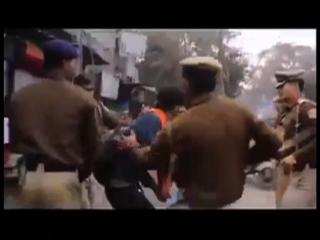 दिल्ली पुलिस ने की छात्रों की जमकर पिटाई, वीडियो वायरल