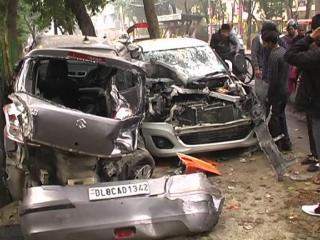 तेज रफ्तार DTC बस ने 3 कारों को मारी जबरदस्त टक्कर (Delhi)