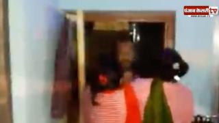 दूसरी के संग पहली पत्नी ने पकड़ा, की पिटाई, VIDEO वायरल