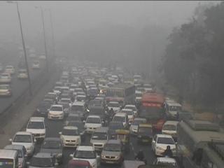 दिल्ली में छाया घना कोहरा, NH 8 पर लगा लंबा जाम
