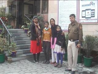 दिल्ली पुलिस ने लौटाई परिजनों के चेहरे पर मुस्कान