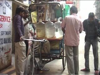वार रे दिल्ली...ई-रिक्शा और स्कूटी पर पानी ढोने को मजबूर लोग