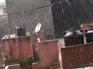 दिल्ली का मौसम बदला, बारिश के साथ गिरे ओले