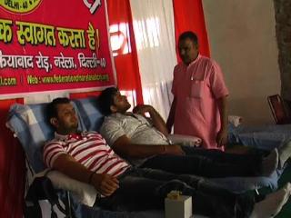 दिल्ली : रक्तदान कर मनाई होली